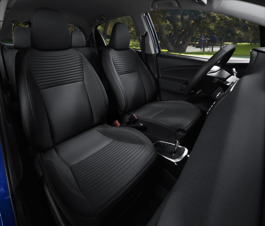 Интерьер Toyota Yaris 2017 года  (NA) (фото 2 из 3)